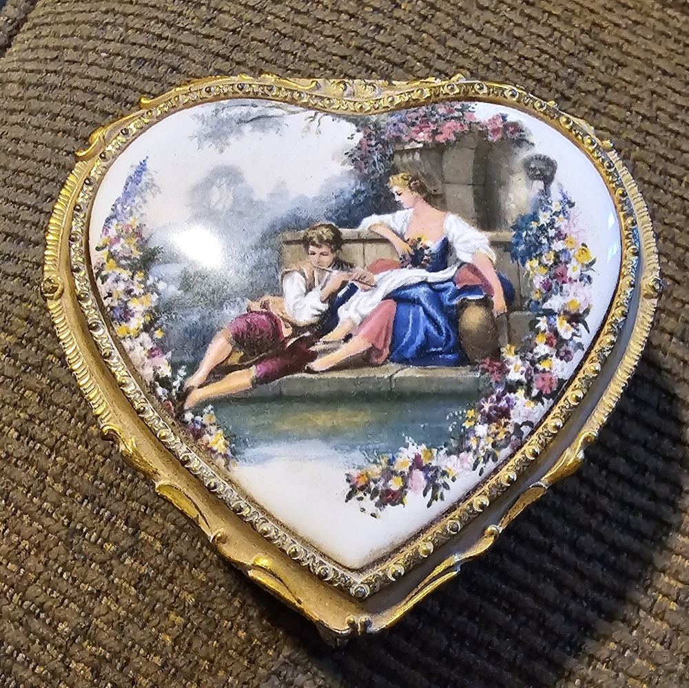 Gold Tone Heart Shaped Music Victorian Courting Couple Trinket Jewelry Box EUC